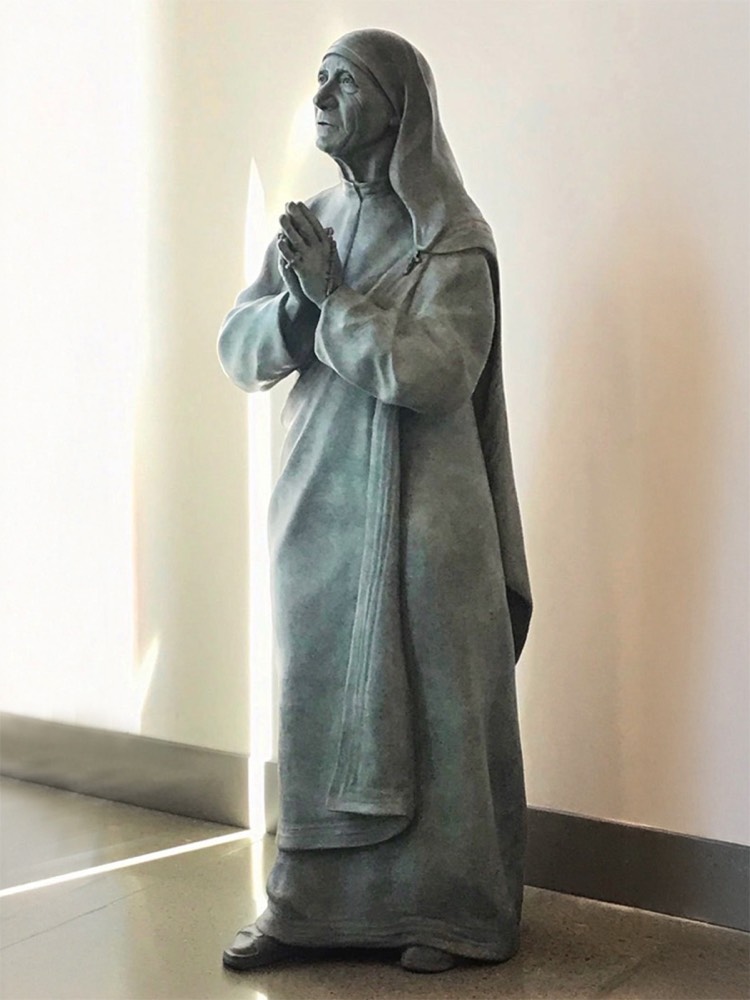 Life-size bronze sculpture of Mother Teresa installed in San Diego