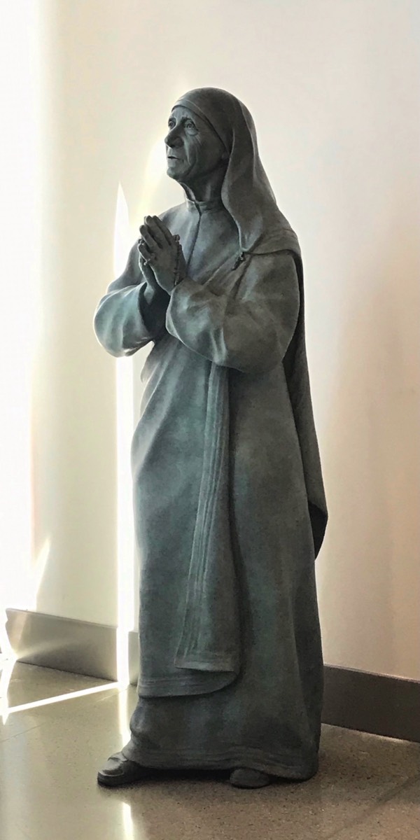 Life size realistic sculpture of Mother Teresa by sculptor Richard Becker San Diego 